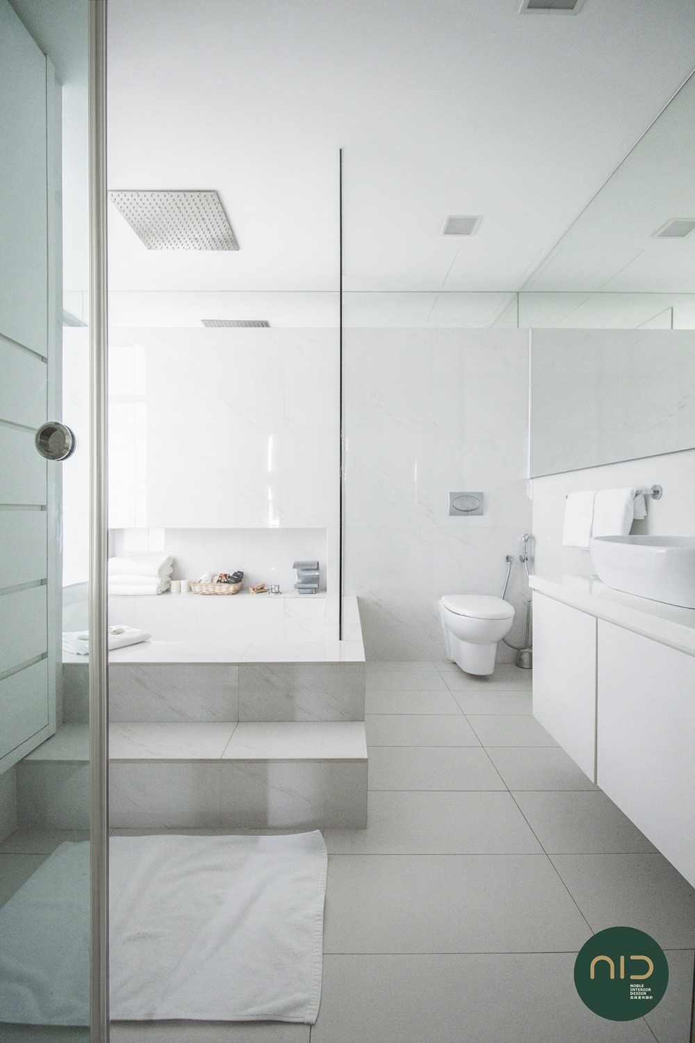 Modern Bathroom with Mirror and Bathtub