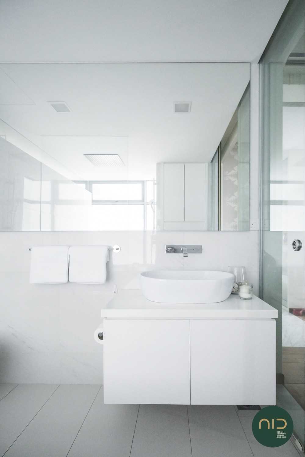 Modern Bathroom with Homogeneous Tiles and Mirror