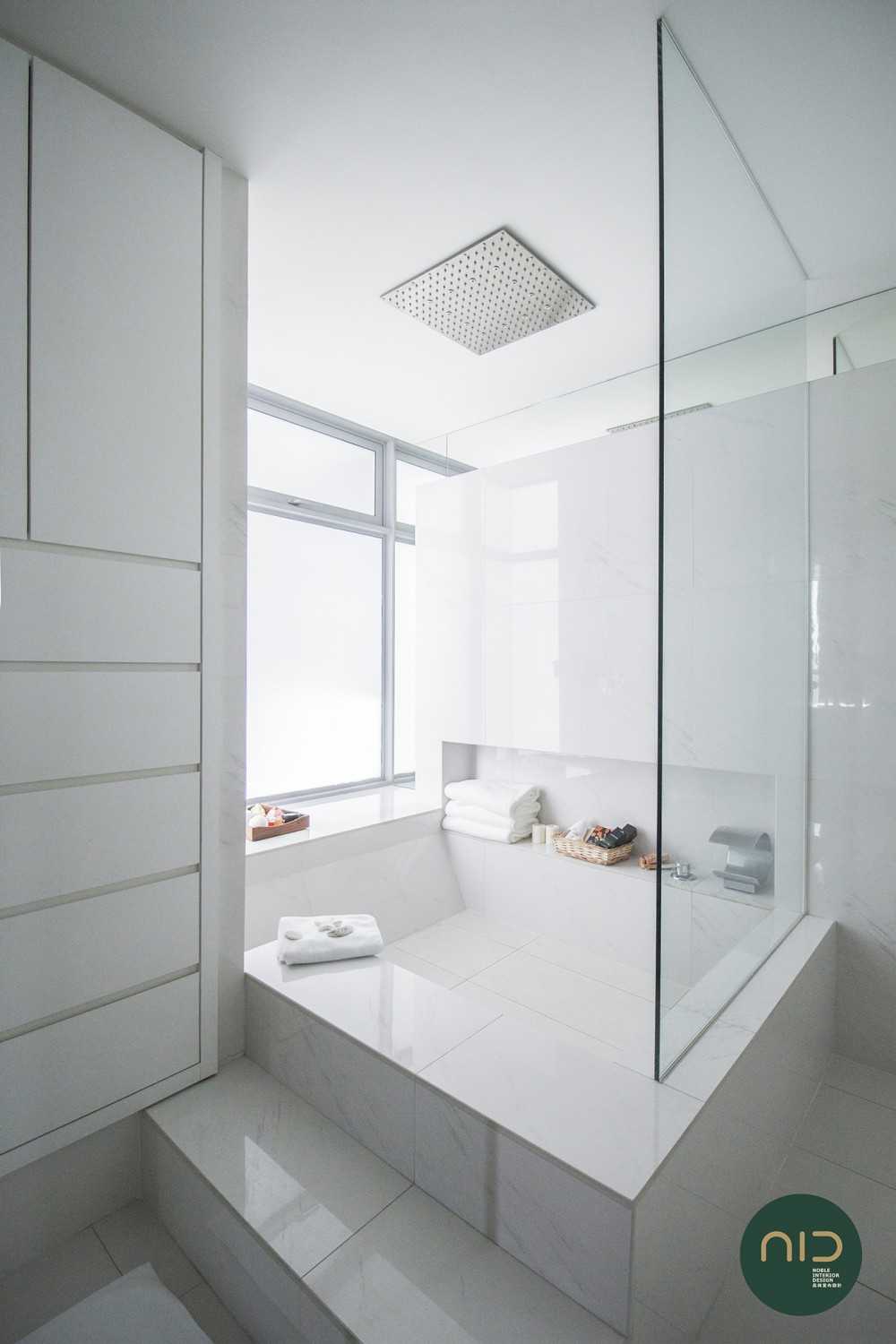 Modern Bathroom with Homogeneous Tiles and Bathtub