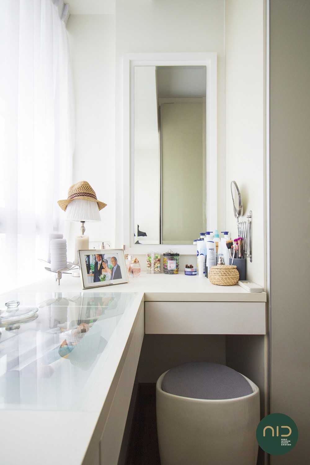 Modern Walk-in Wardrobe with Mirror and Wardrobe
