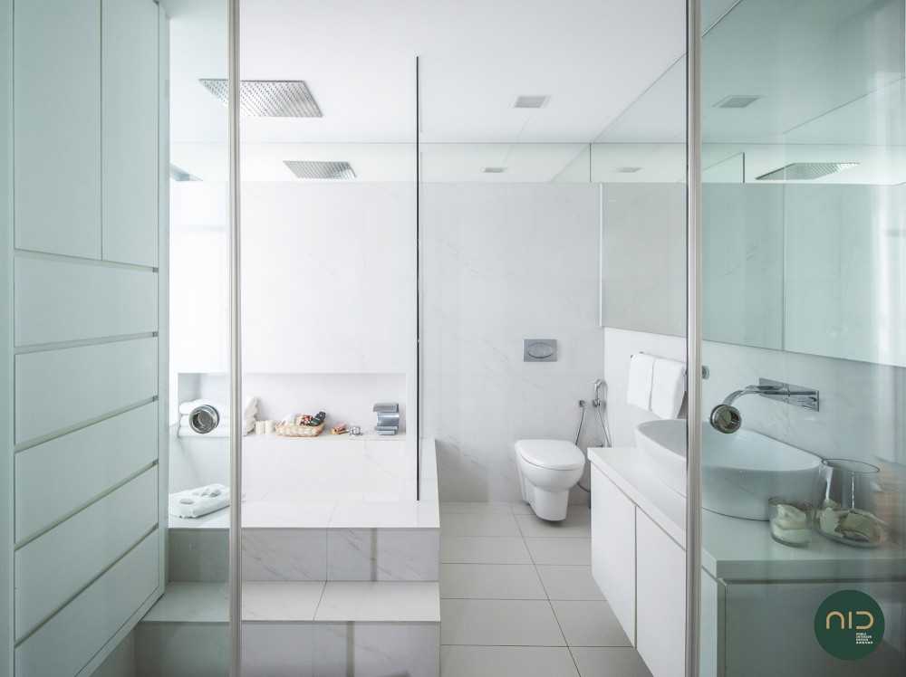Modern Bathroom with Mirror and Glass Door