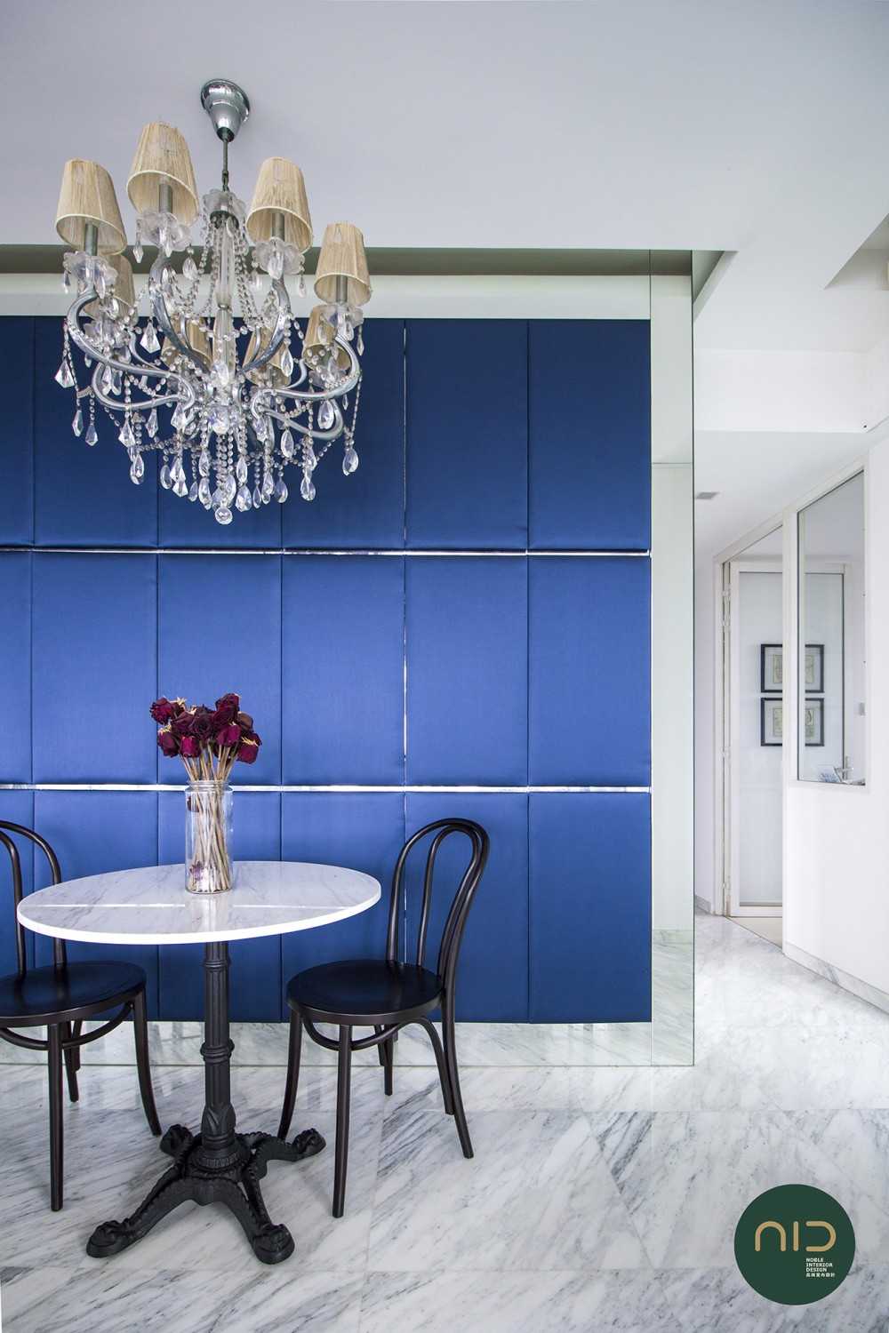 Modern Dining Room with Marble Floor and Mirror