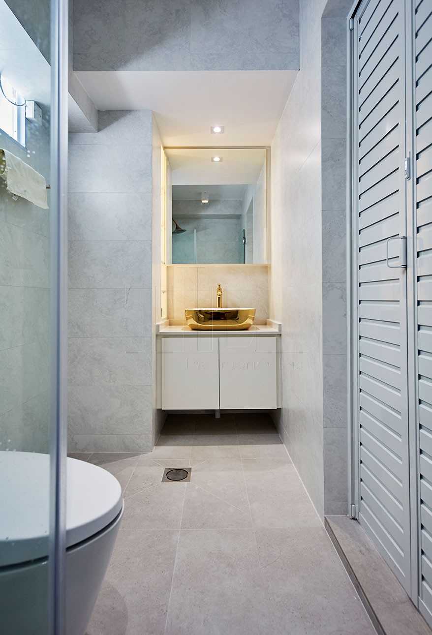 Scandinavian Bathroom with Mirror and Bathroom Storage