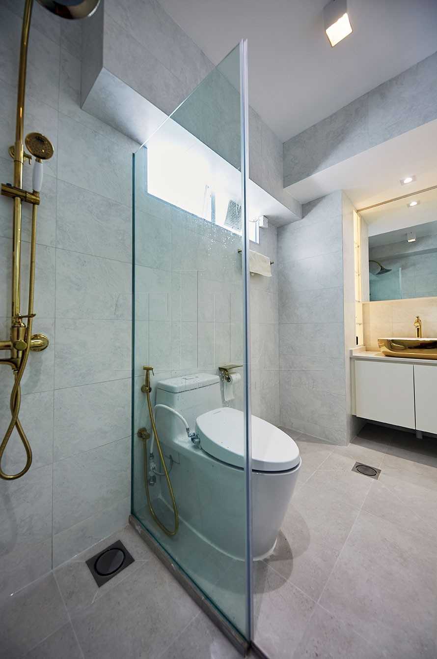 Scandinavian Bathroom with Mirror and Bathroom Storage