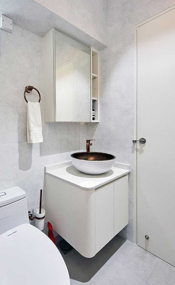 Scandinavian Bathroom with Mirror and Bathroom Storage
