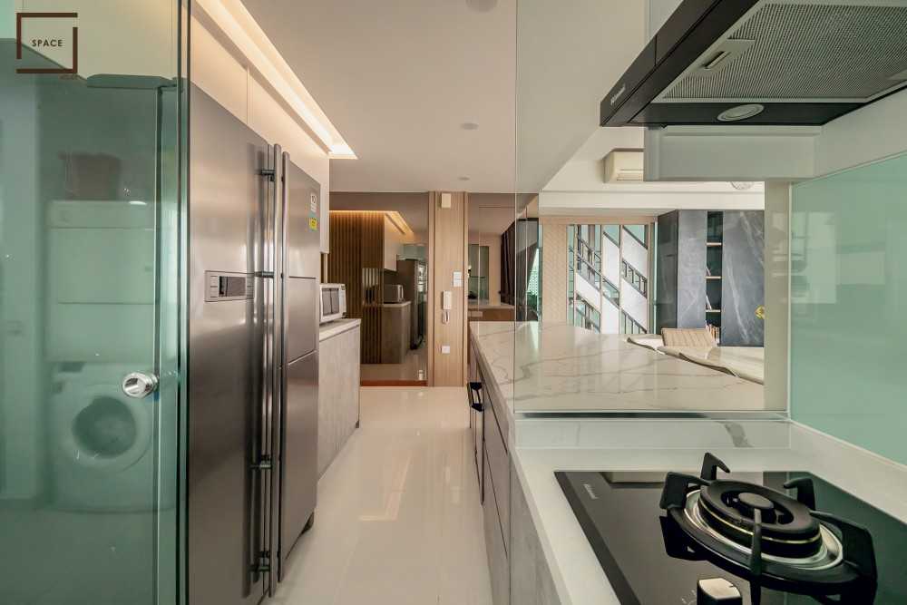 Contemporary Kitchen with Cupboard and Open Kitchen