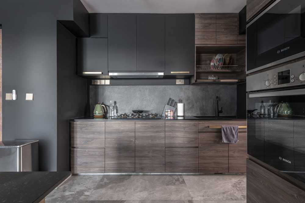 Contemporary Kitchen with Homogeneous Tiles and Open Kitchen
