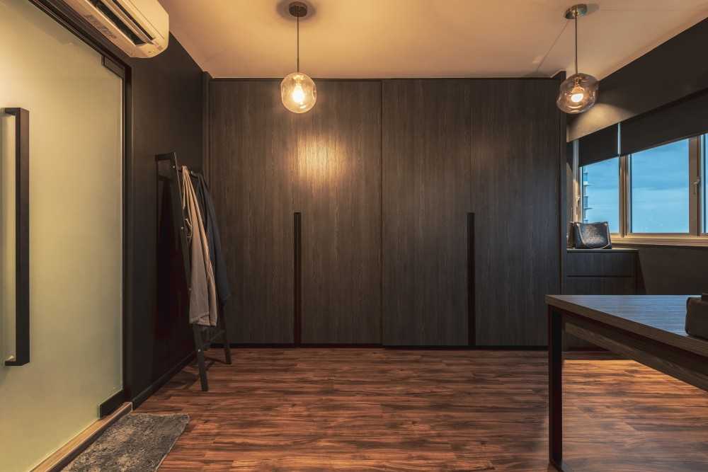 Contemporary Walk-in Wardrobe with Vinyl Flooring and Glass Door