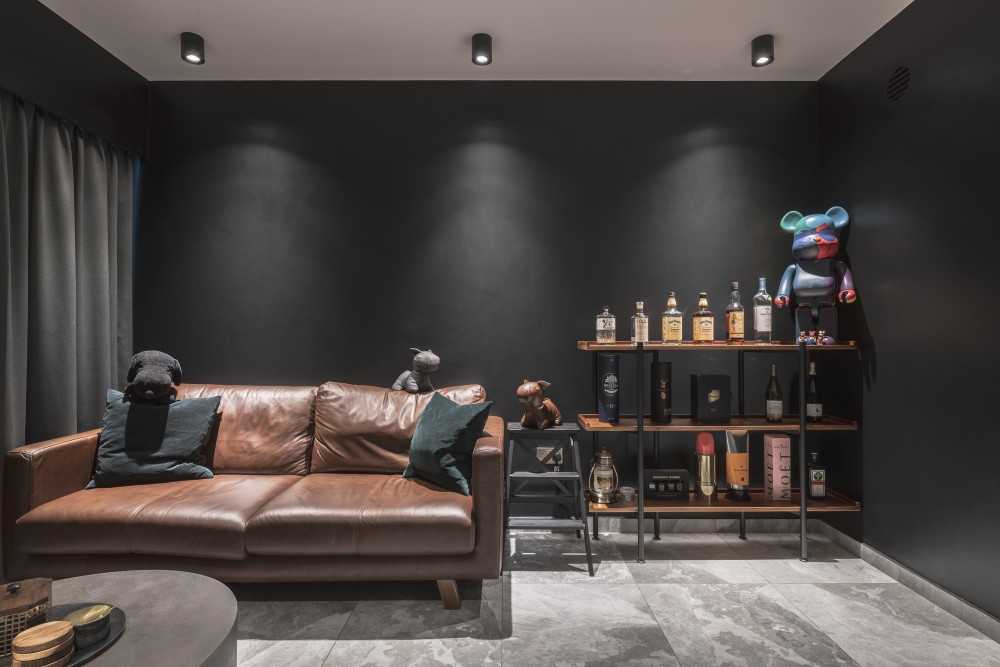 Contemporary Living Room with Homogeneous Tiles and Feature Wall
