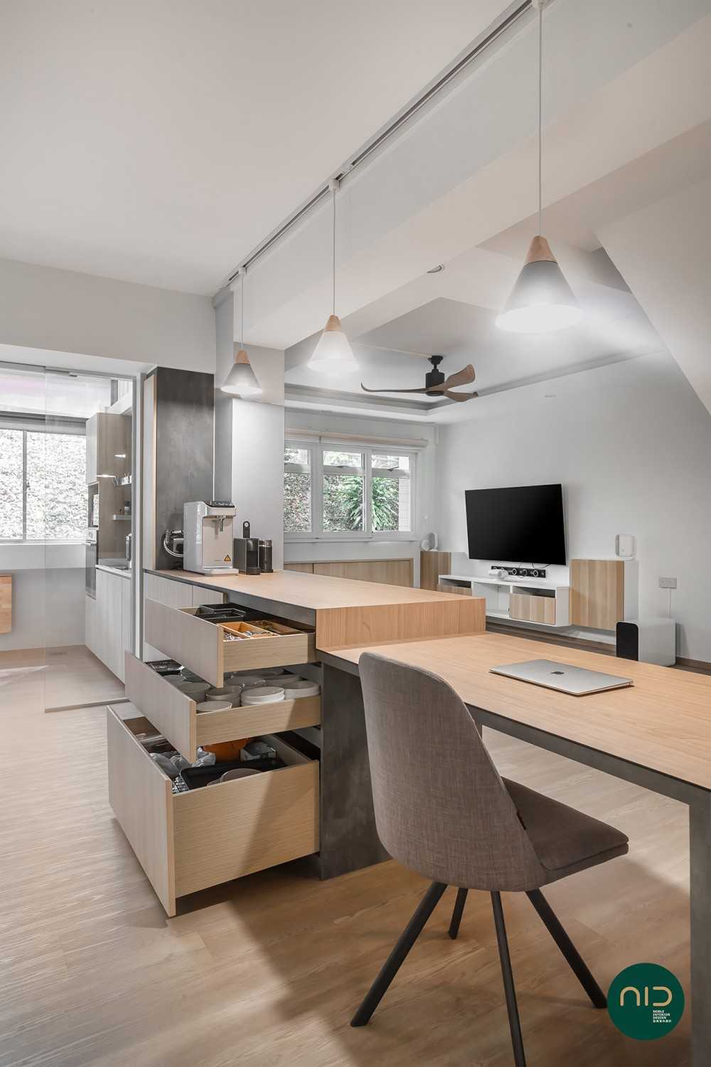 Modern Dining Room with Vinyl Flooring and Dining Table