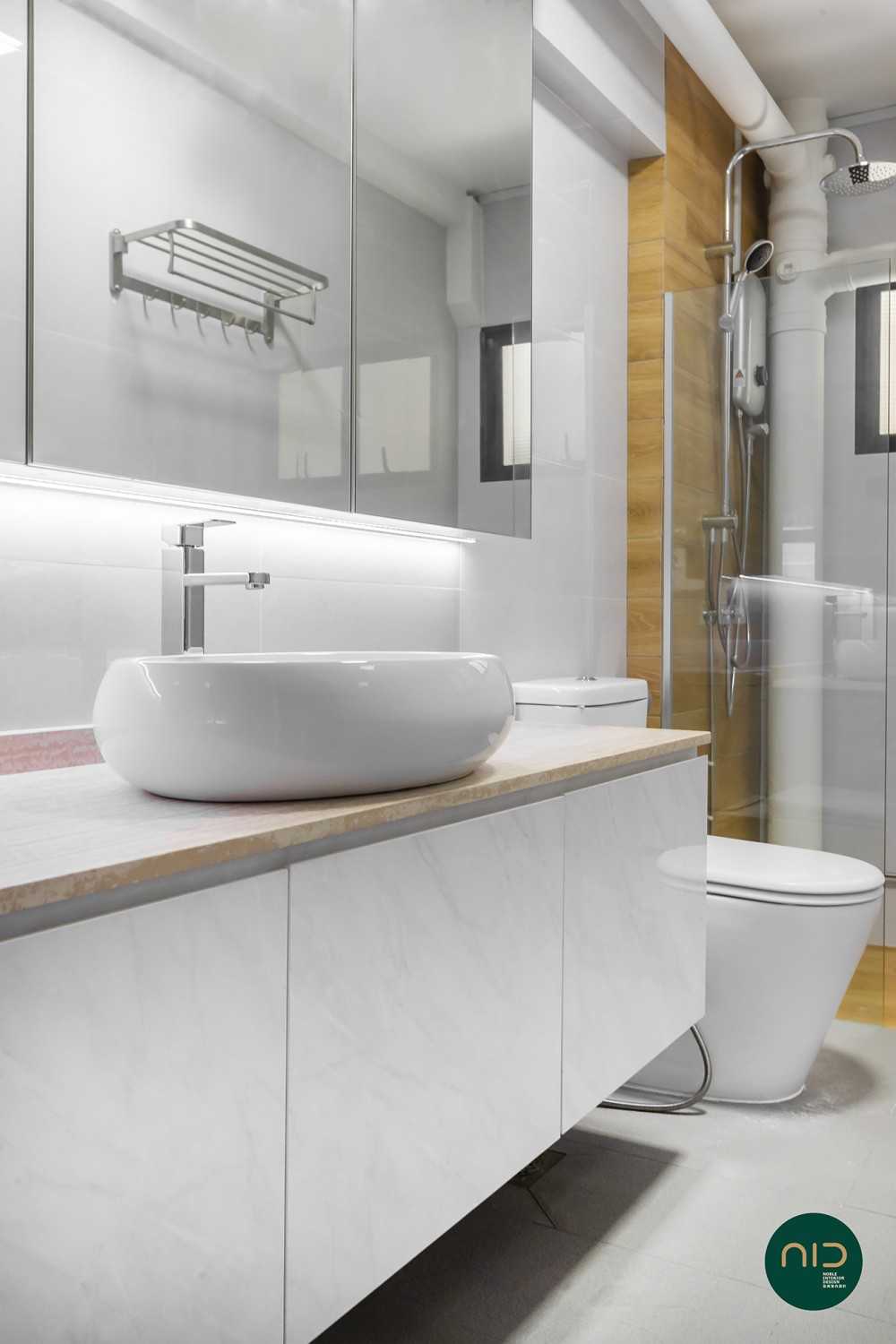 Modern Bathroom with Homogeneous Tiles and Mirror