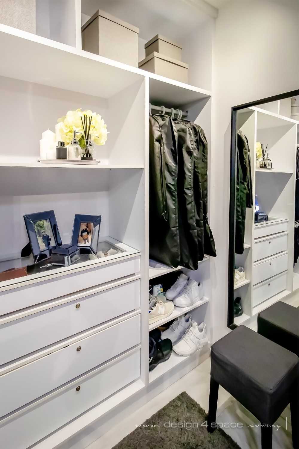 Minimalist Walk-in Wardrobe with Mirror and Wardrobe