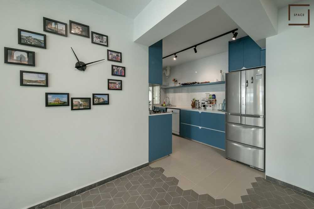 Modern Kitchen with Herringbone Tiling and Open Kitchen