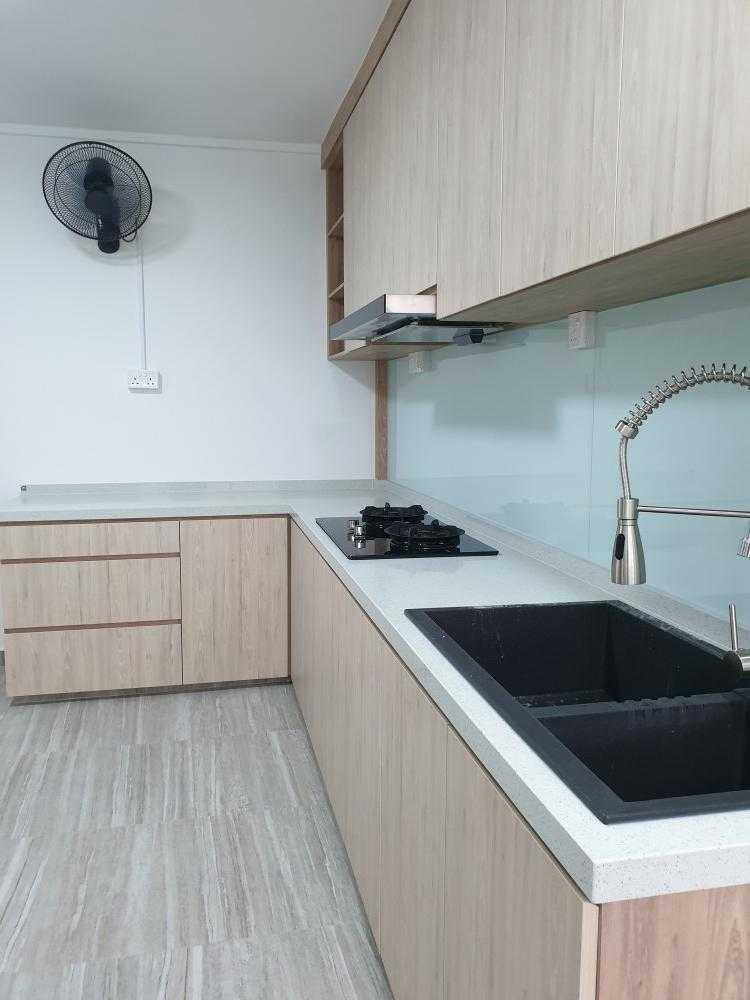 Contemporary Kitchen with Countertop and Homogeneous Tiles