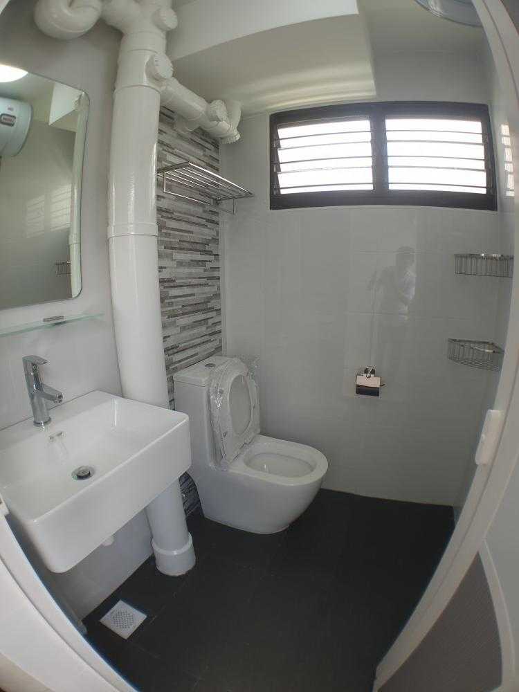 Contemporary Bathroom with Homogeneous Tiles and Mirror