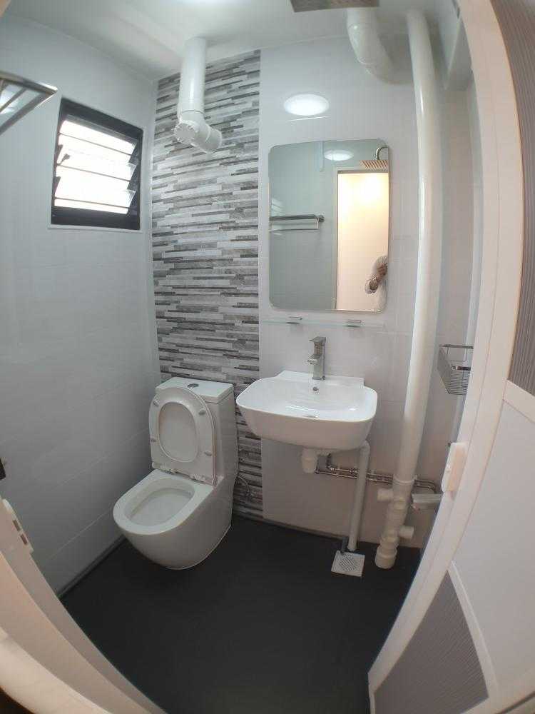 Contemporary Bathroom with Homogeneous Tiles and Mirror