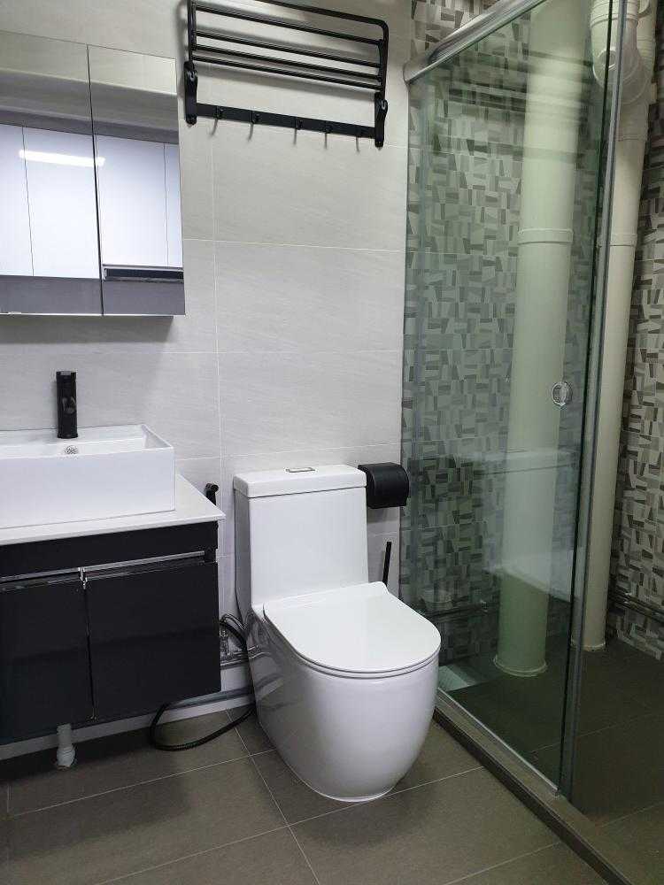 Contemporary Bathroom with Homogeneous Tiles and Bathroom Storage