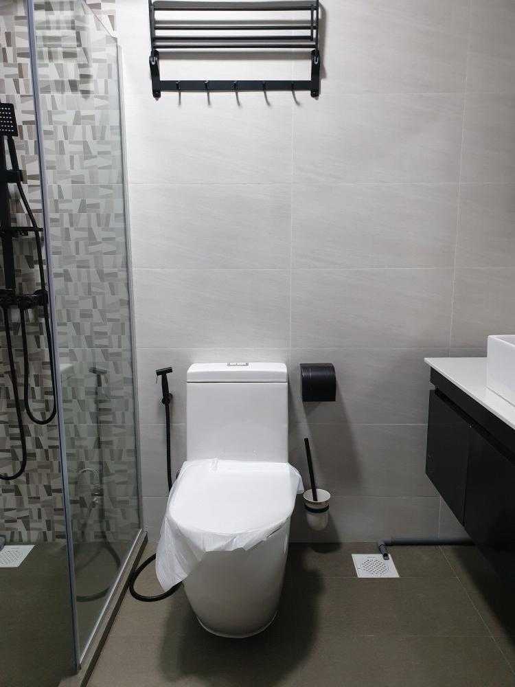 Contemporary Bathroom with Countertop and Homogeneous Tiles