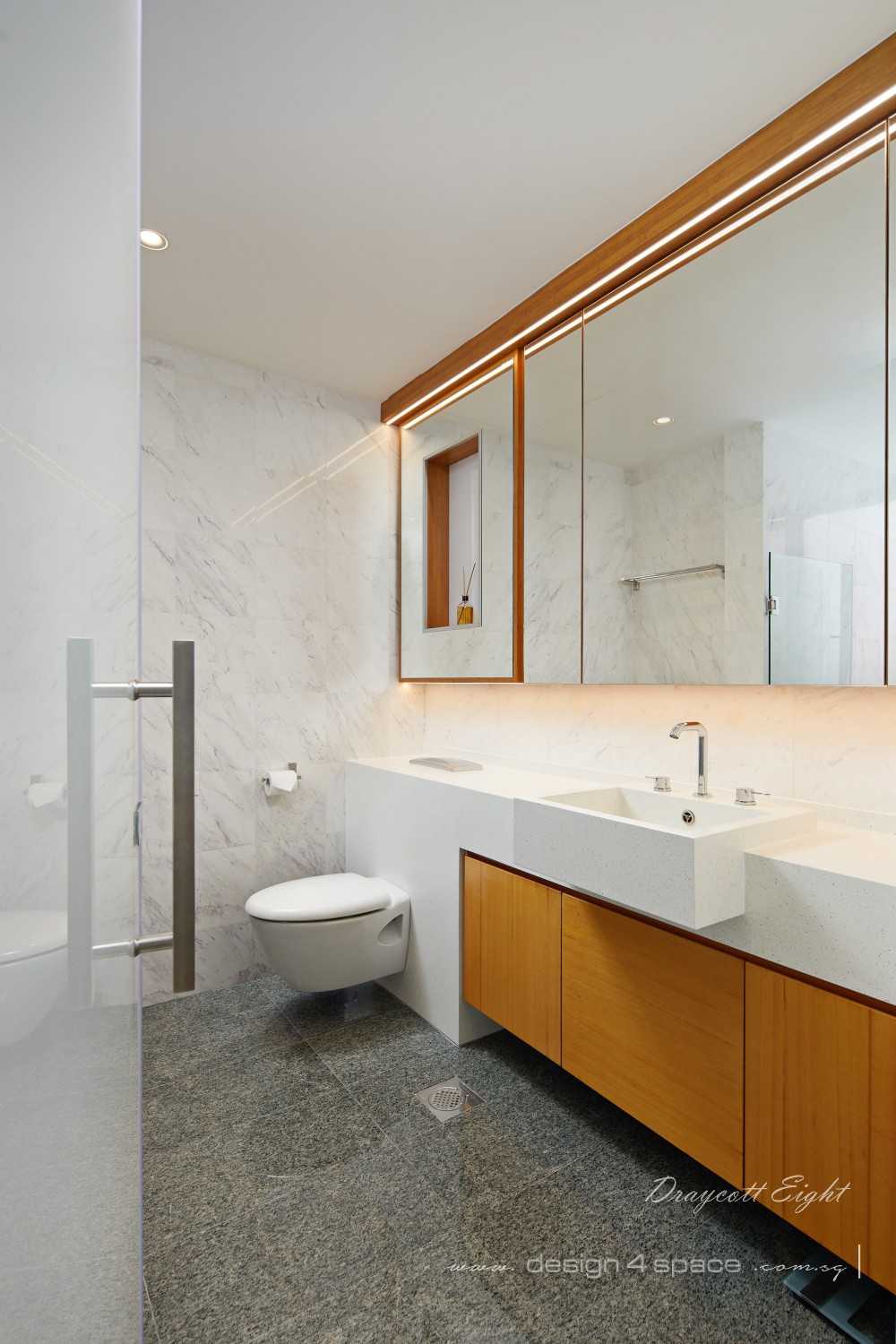 Contemporary Bathroom with Homogeneous Tiles and Marble Floor