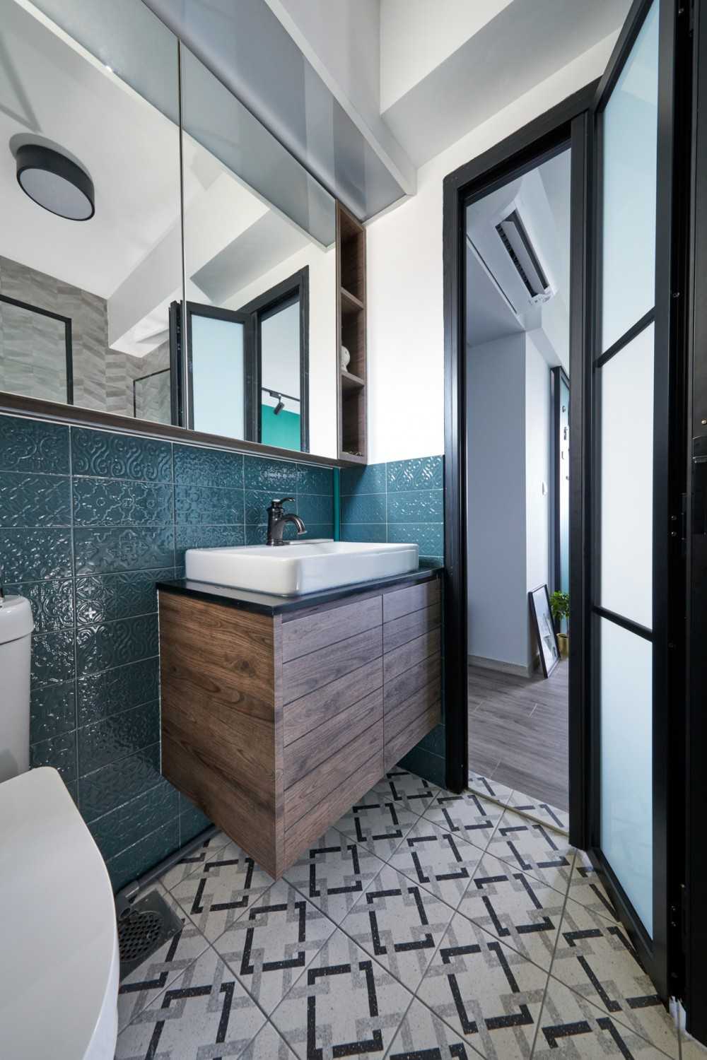 Vintage Bathroom with Mirror and Bathroom Mirrors