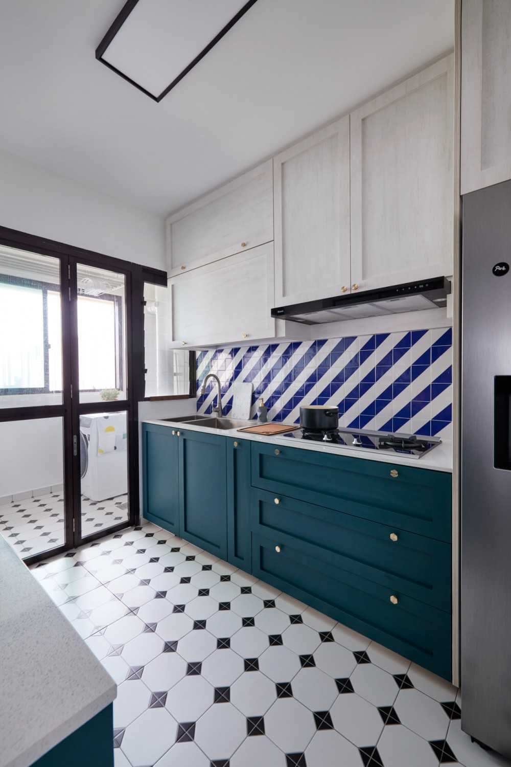 Vintage Kitchen with Kitchen Backsplash and Kitchen Cabinets