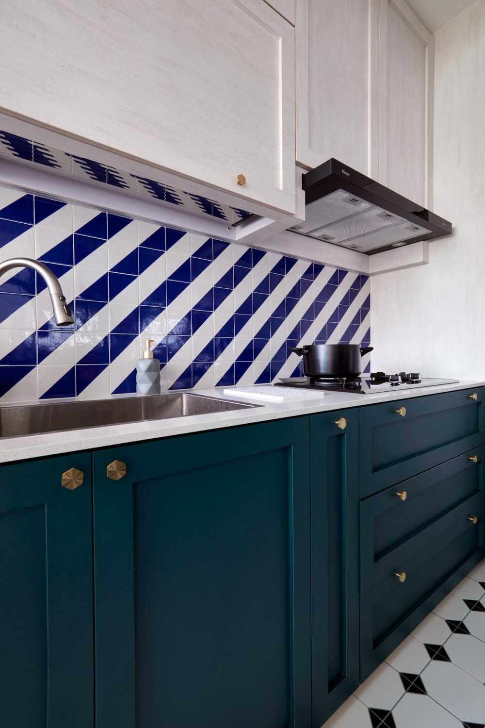 Vintage Kitchen with Kitchen Backsplash and Kitchen Cabinets
