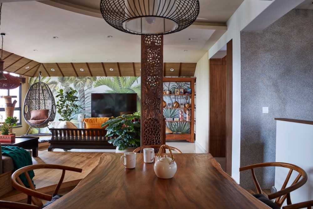 Country Dining Room with Dining Table and Dining Chairs