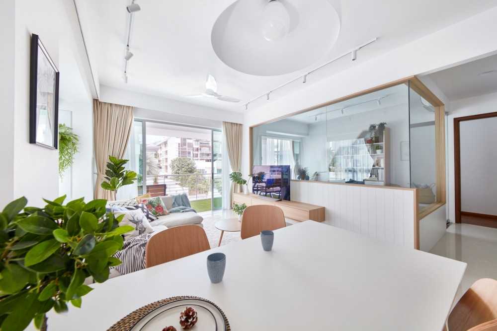 Contemporary Dining Room with Dining Table and Dining Chairs