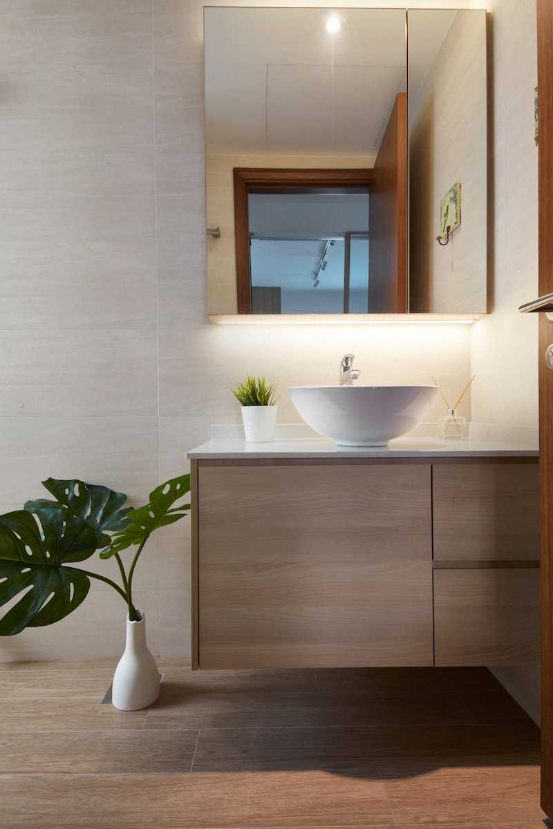 Contemporary Bathroom with Mirror and Bathroom Storage