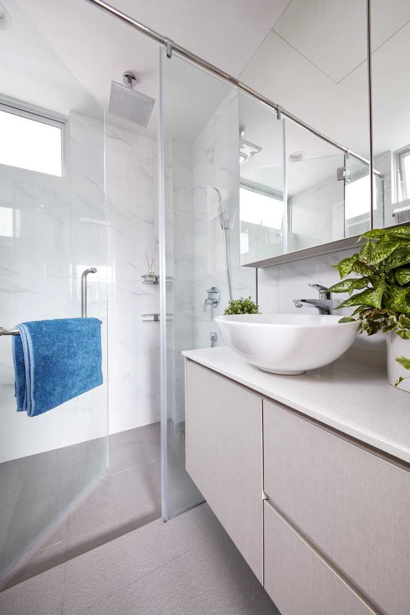 Contemporary Bathroom with Mirror and Rainshower