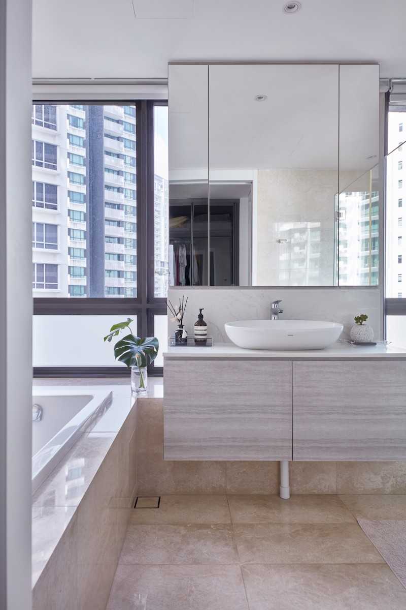 Modern Bathroom with Marble Floor and Mirror