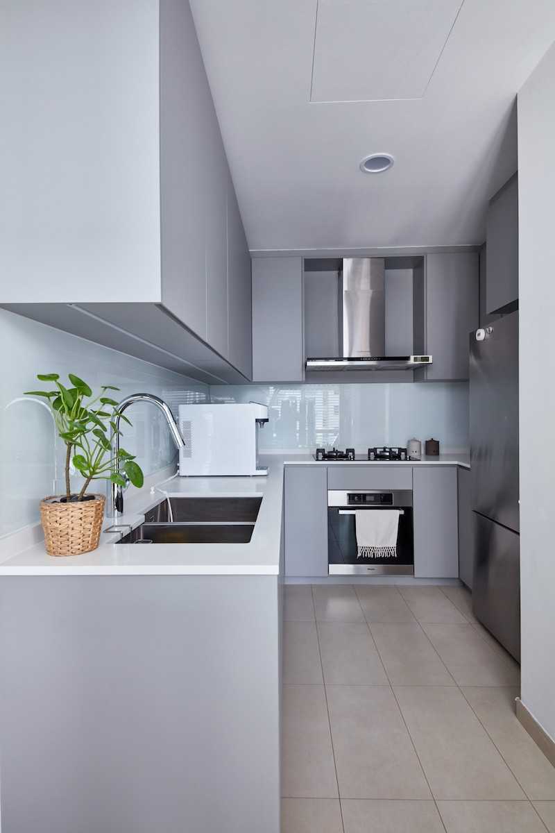 Modern Kitchen with Cupboard and Kitchen Backsplash