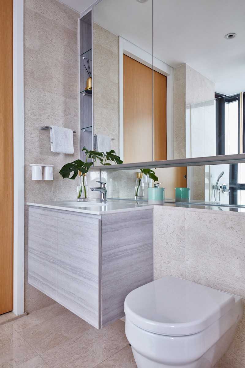 Modern Bathroom with Marble Floor and Mirror