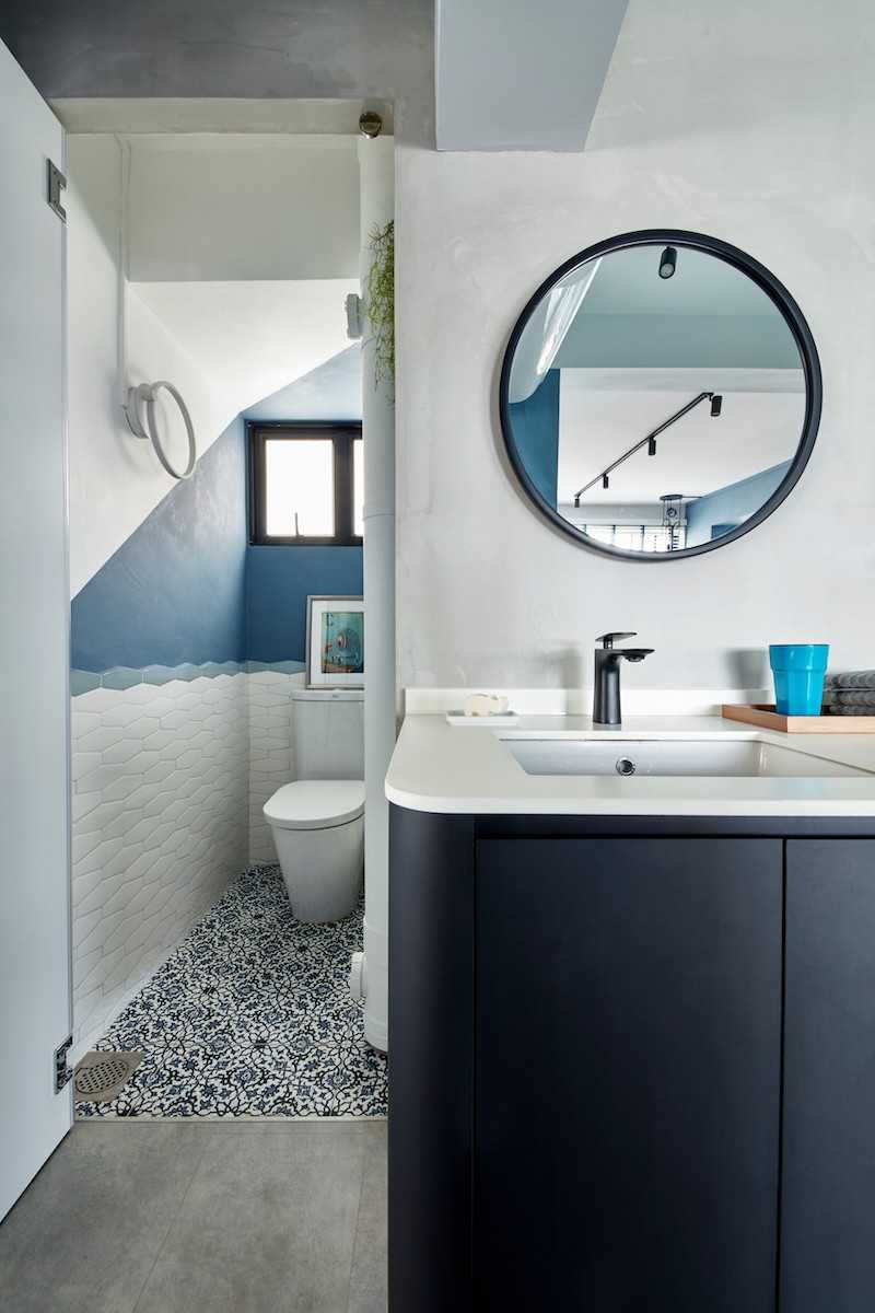Contemporary Bathroom with Mirror and Bathroom Sinks