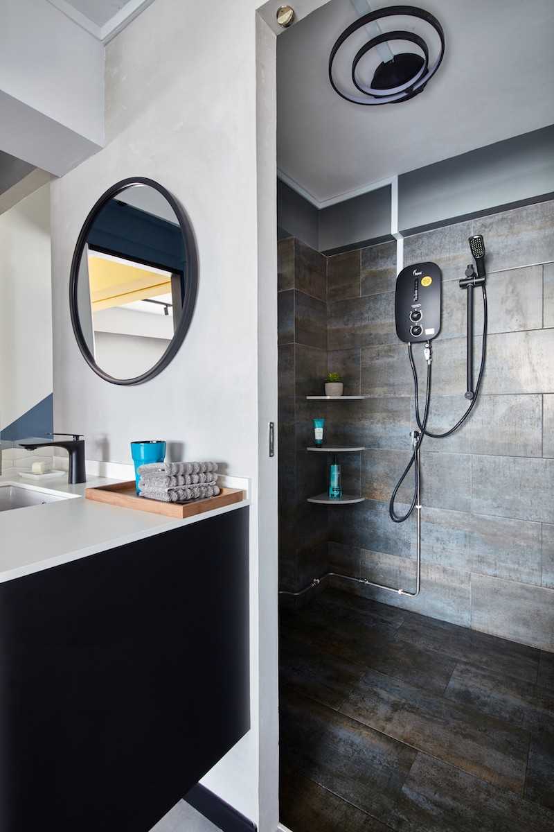 Contemporary Bathroom with Mirror and Bathroom Storage