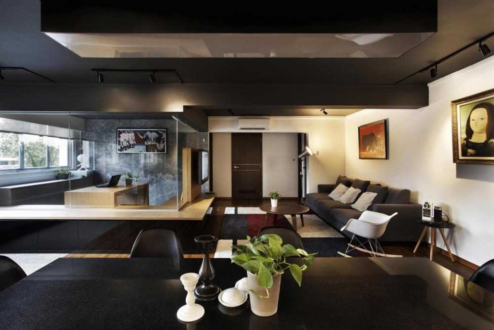 Contemporary Dining Room with Dining Table and Dining Chairs
