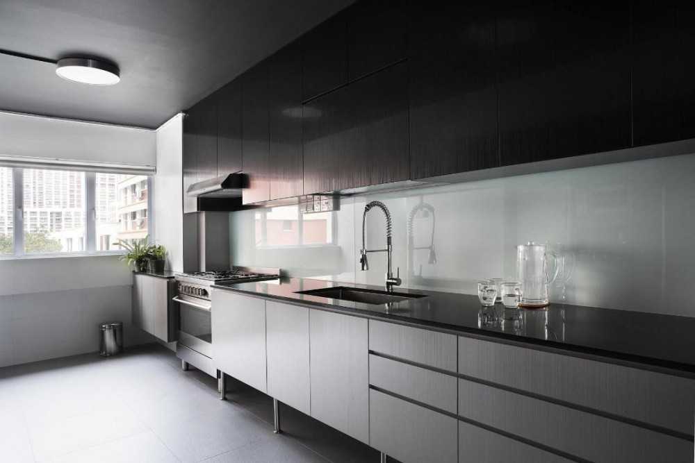 Contemporary Kitchen with Kitchen Backsplash and Kitchen Cabinets