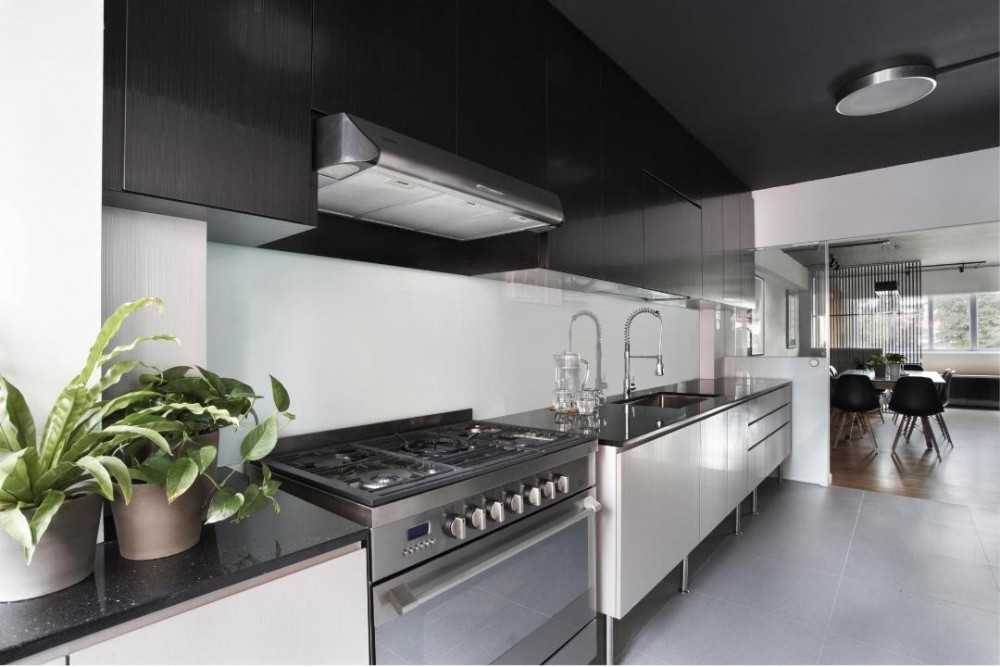 Contemporary Kitchen with Kitchen Cabinets and Oven