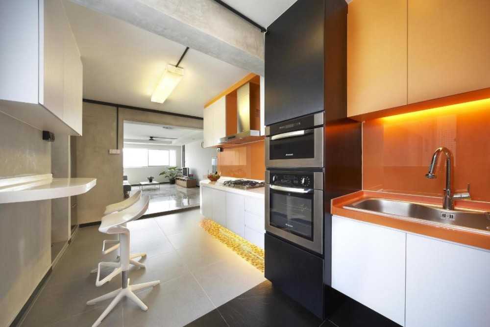 Scandinavian Kitchen with Kitchen Cabinets and Oven