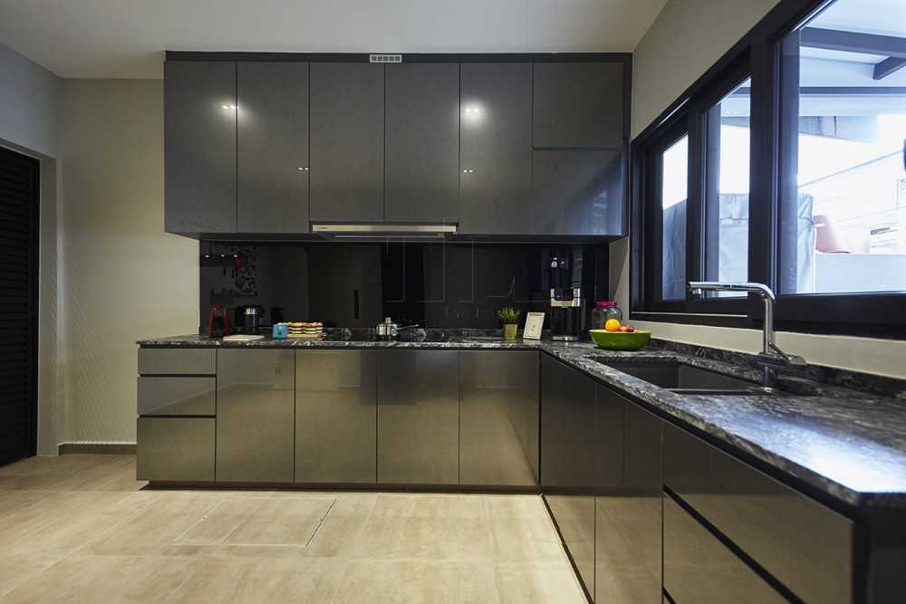 Contemporary Kitchen with Countertop and Homogeneous Tiles
