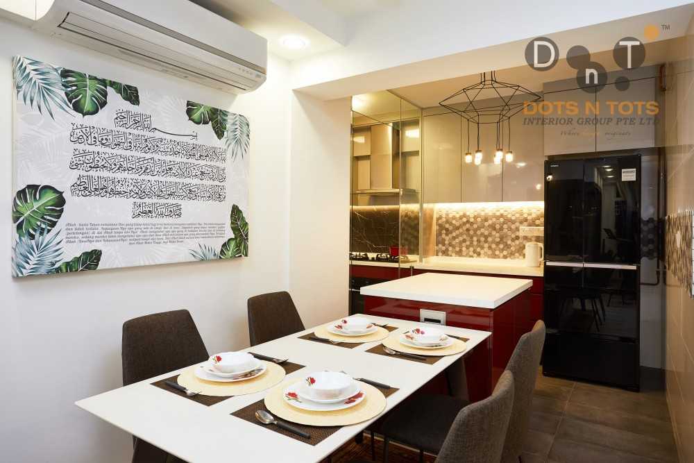 Contemporary Dining Room with Dining Table and Dining Chairs