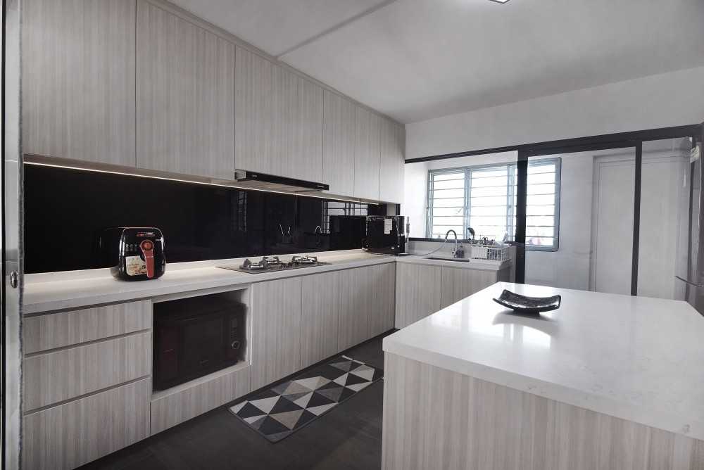 Contemporary Kitchen with Countertop and Homogeneous Tiles