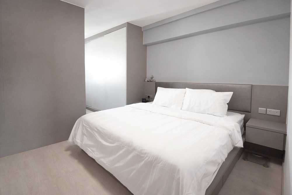 Contemporary Bedroom with Vinyl Flooring and Wardrobe