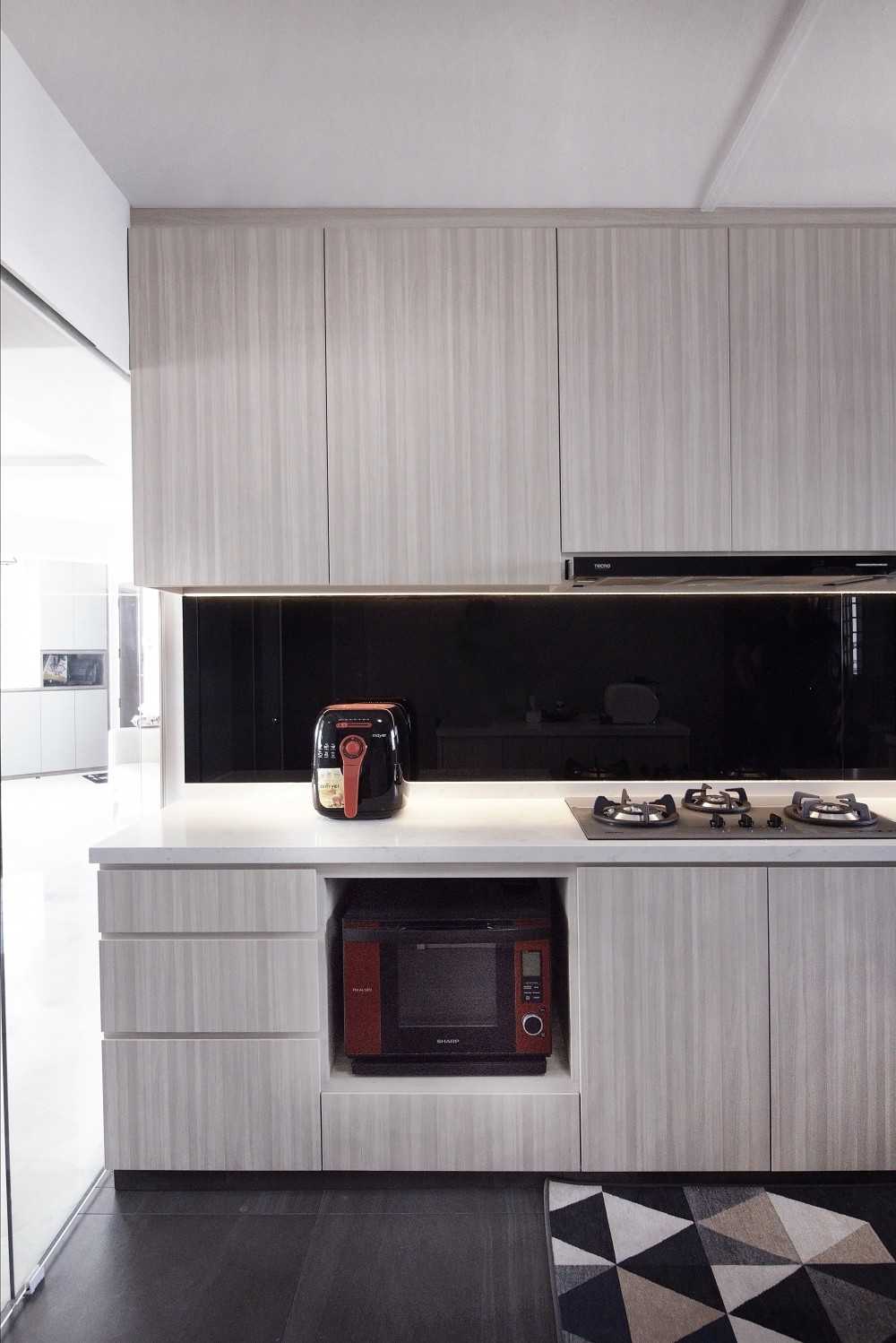 Contemporary Kitchen with Countertop and Homogeneous Tiles