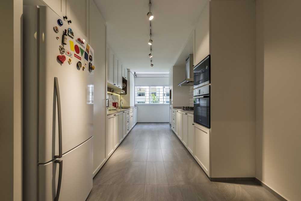 Country Kitchen with Homogeneous Tiles and Kitchen Backsplash