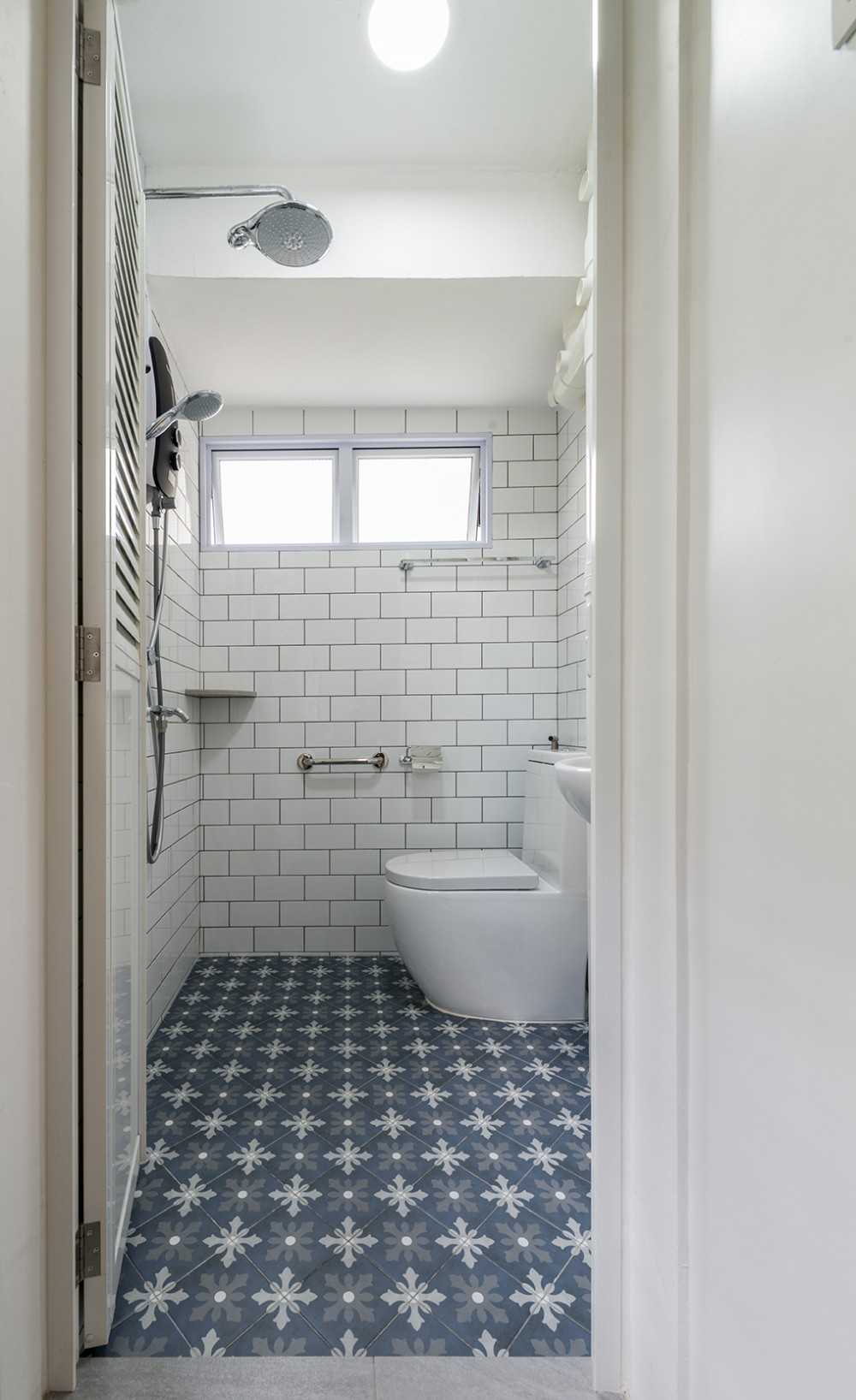 Country Bathroom with Homogeneous Tiles and Rainshower