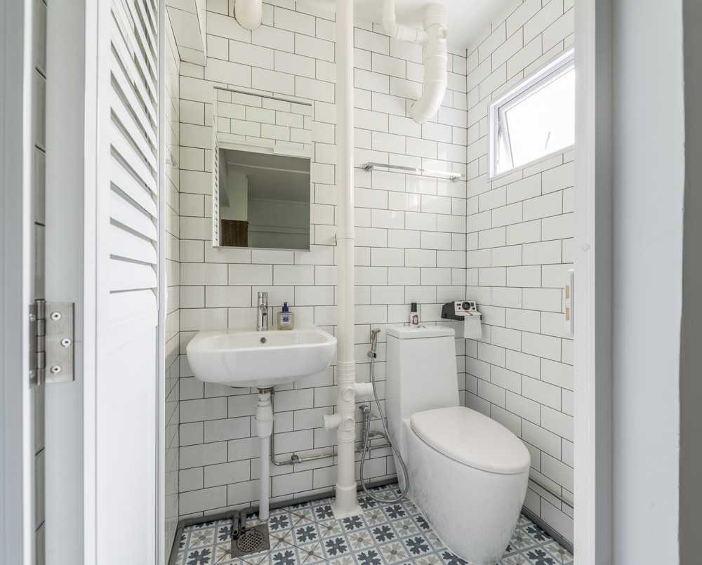 Country Bathroom with Homogeneous Tiles and Bathroom Accessories