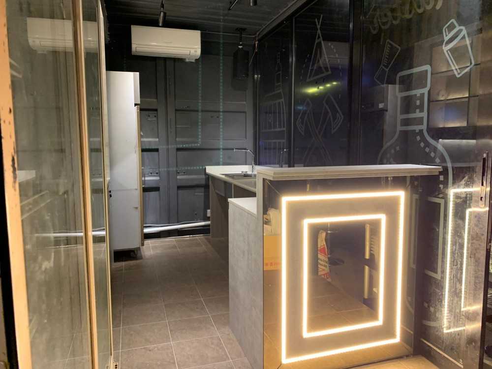 Scandinavian Kitchen with Homogeneous Tiles and Kitchen Island