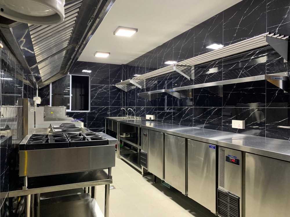 Scandinavian Kitchen with Homogeneous Tiles and Kitchen Island