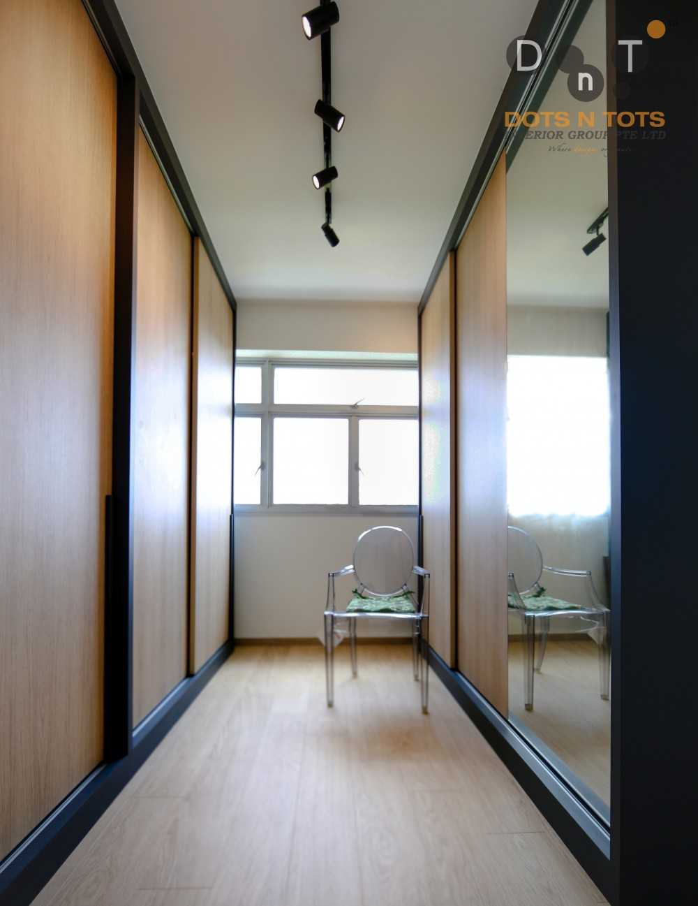 Contemporary Walk-in Wardrobe with Mirror and Small Storage